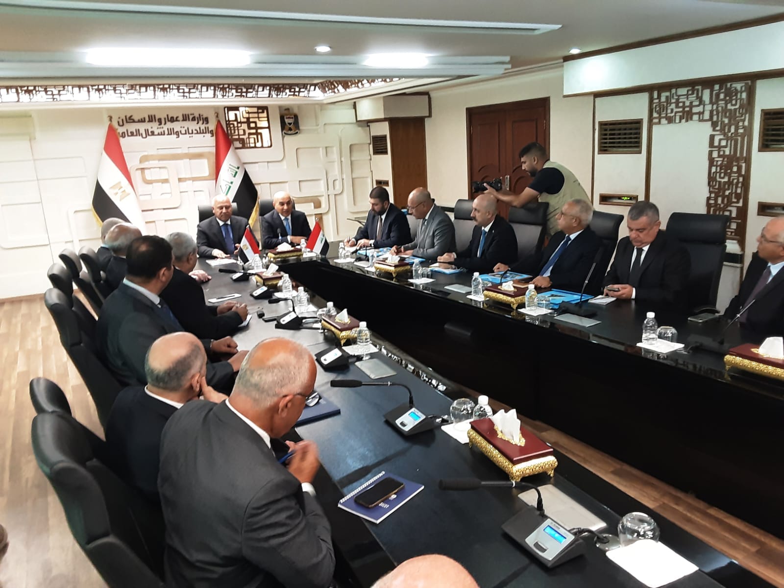 الوزير يتفقد مشروعات الطرق والكباري التي تنفذها الشركات المصرية في العراق