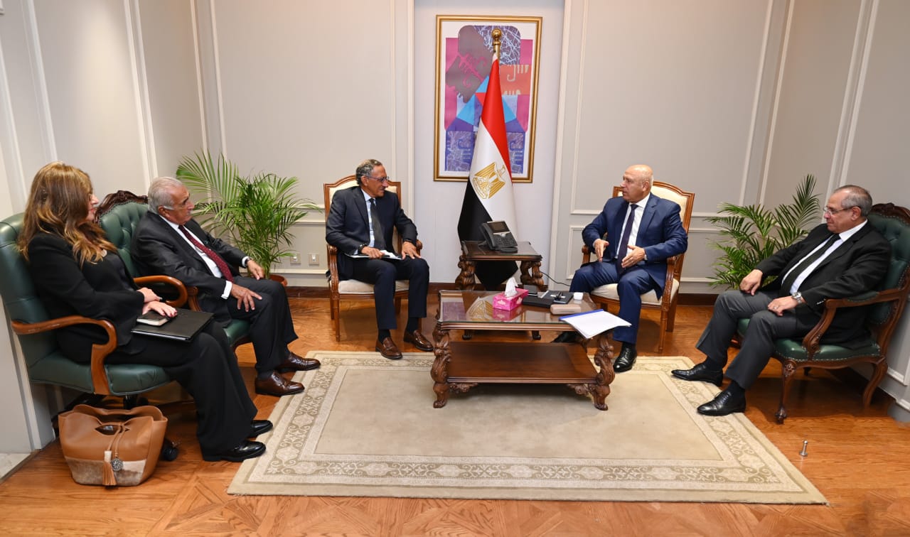 وزير الصناعة  يبحث مع وفد غرفة التجارة الأمريكية بالقاهرة سبل زيادة الاستثمارات