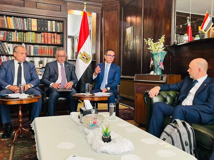 وزبر الاستثمار يلتقي في لندن بعدد من شركات تصنيع الأدوية والغذاء والسكك الحديدية