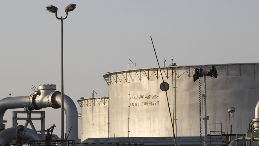 التشاؤم يفرض نفسه على المراهنين على العقود المستقبلية للنفط