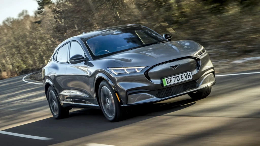 «فورد» تمنح مشتري السيارات الكهربائية أجهزة شحن مجانية لنهاية 2024