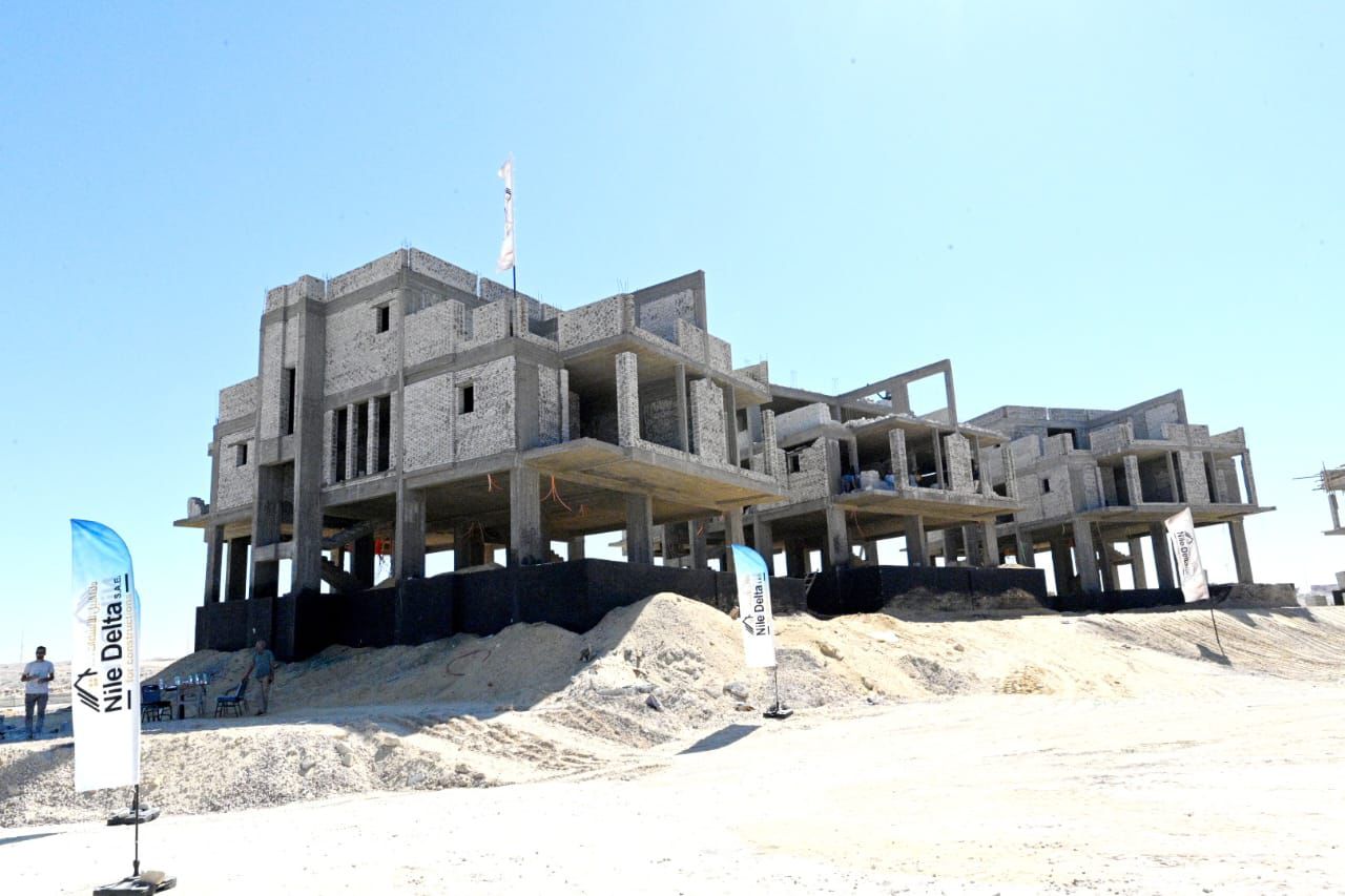 الشربيني يتفقد أعمال تنفيذ الممشى السياحى "blue side" بمارينا 5