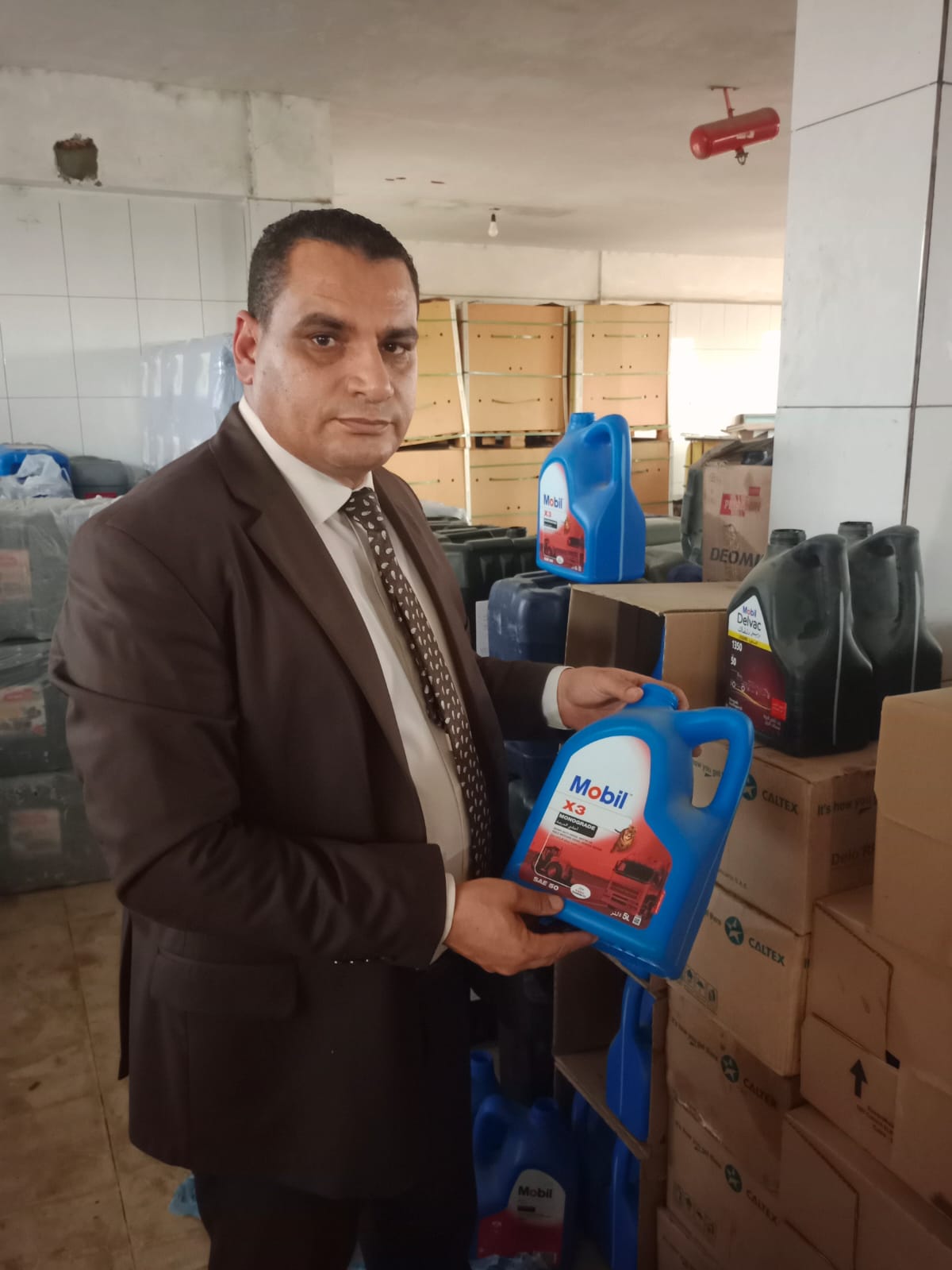 مديرية التموين بالجيزة تضبط ورشة لتعبئة زيوت السيارات المقلدة لماركات شهيرة