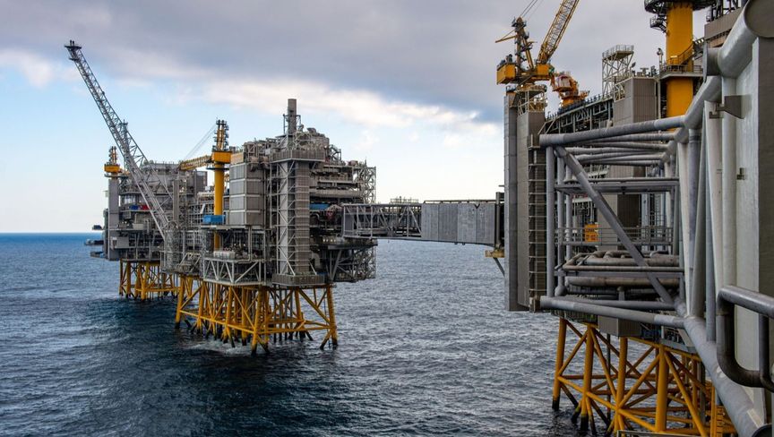 أسعار النفط تهبط بنسبة 4% في التعاملات الصباحية اليوم