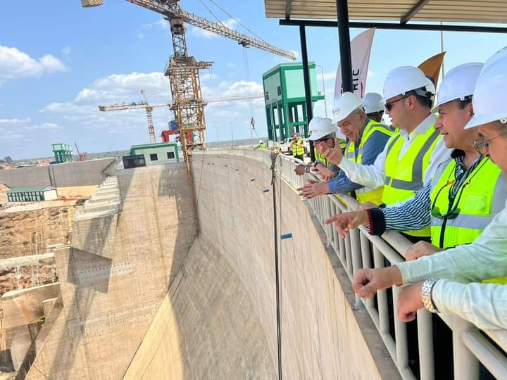 تنفذه المقاولون العرب والسويدى إليكتريك .. وزير الإسكان يتفقد مشروع سد نيريرى بتنزانيا