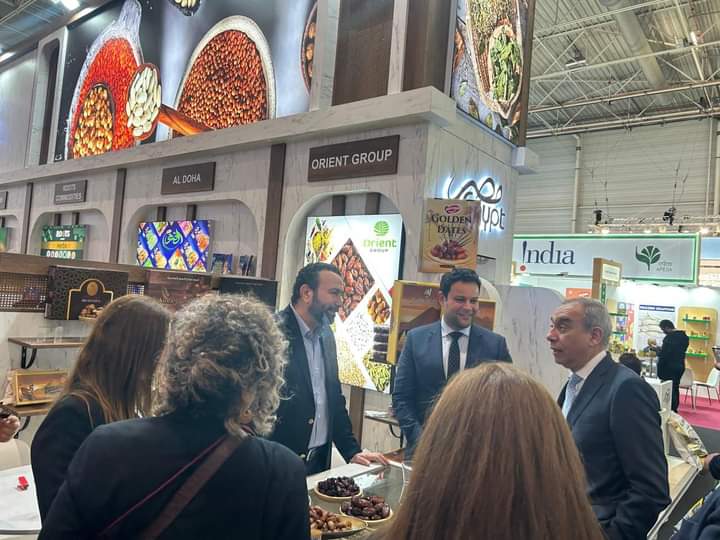 سفير مصر في فرنسا يتفقد الشركات المصرية المشاركة في معرض SIAL الدولي