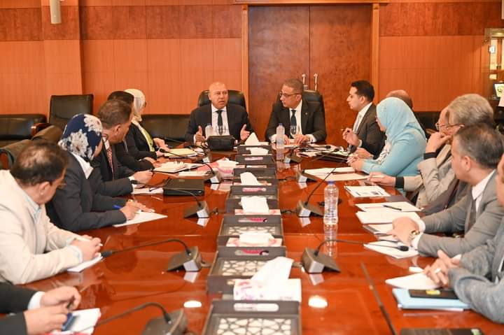 الوزير يبحث مع محافظ ومستثمري الفيوم تحديات المناطق الصناعية بالمحافظة