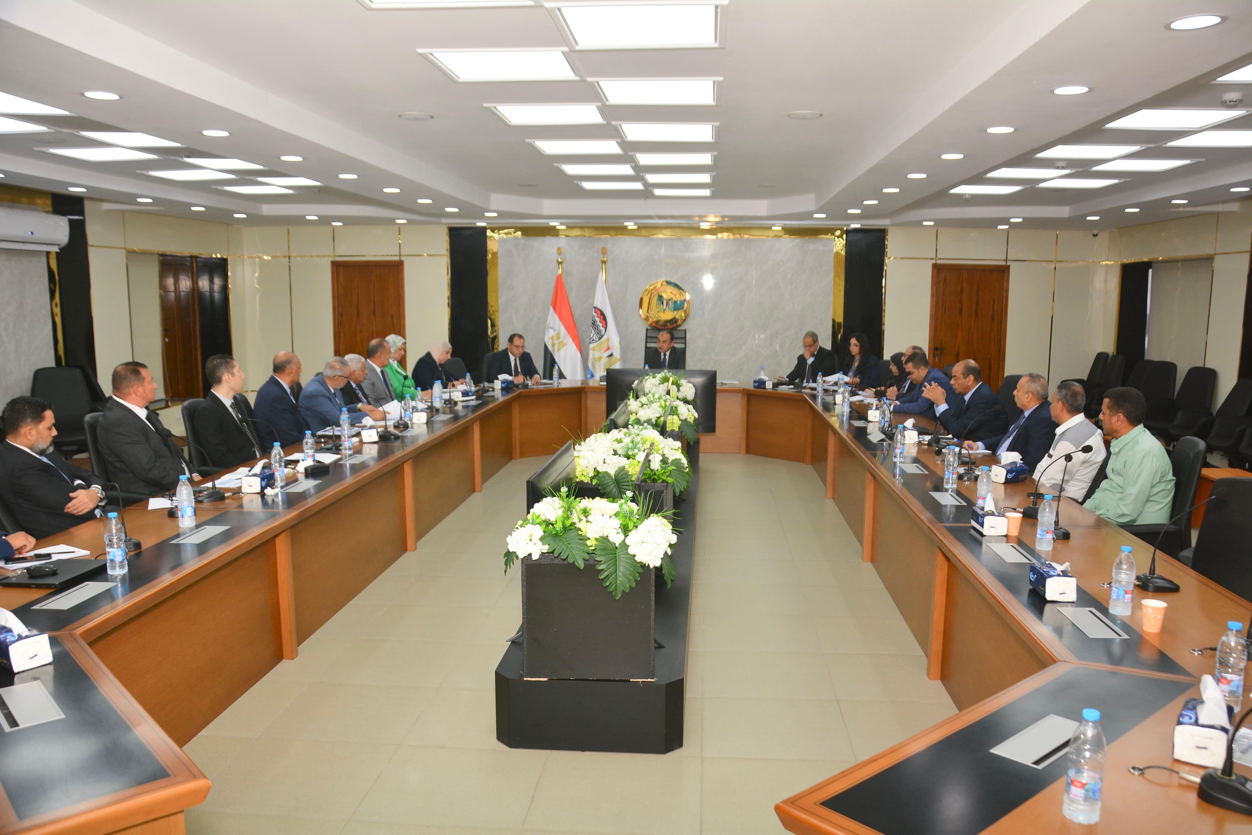 وزير قطاع الأعمال يتابع معدلات إنتاج مصنع (4) الجديد بشركة غزل المحلة