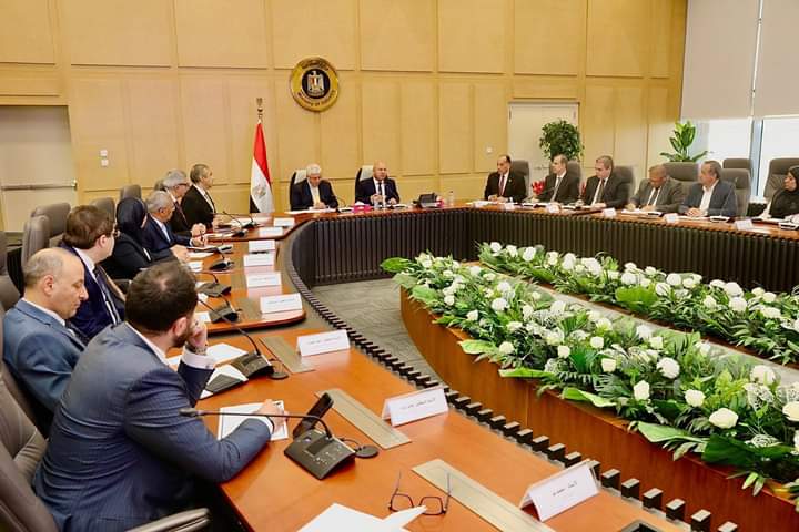 بحث سبل تعظيم دور البحث العلمي في النهوض بقطاعي الصناعة والنقل