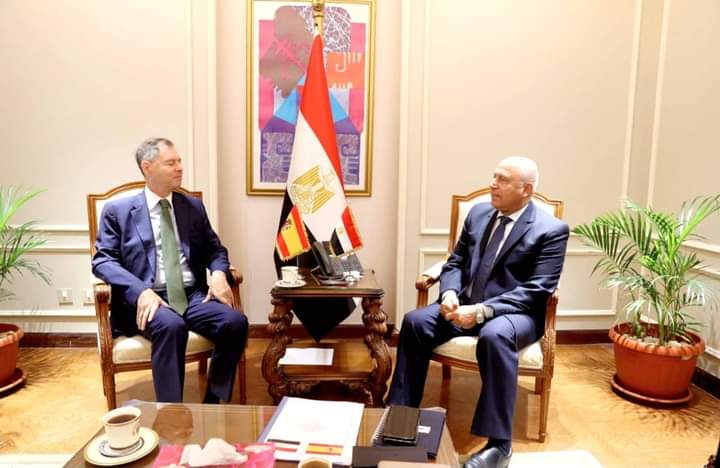مصر وإسبانيا تبحثان عقد مؤتمر لرجال الأعمال للتعرض على فرص التعاون الصناعي