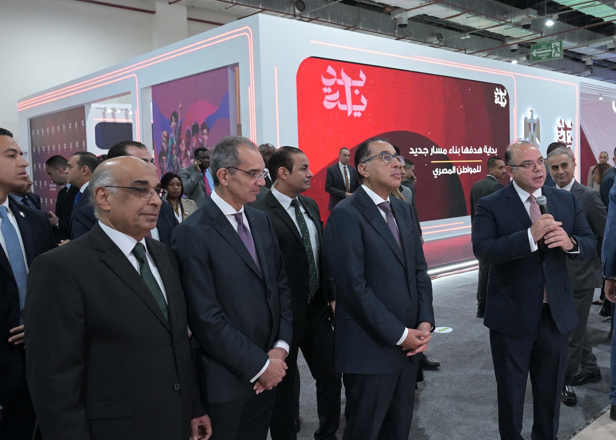 مدبولي يتفقد أجنحة البنك المركزي والرقابة المالية وآي سكور في ICT