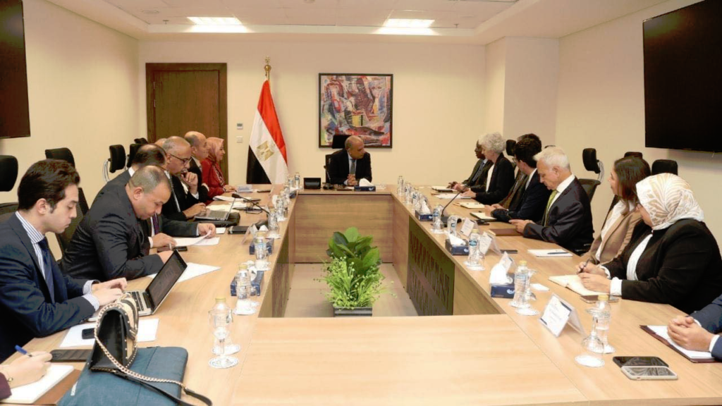 وفد من مؤسسة التمويل الدولية "iFC" يبحث مع وزير الكهرباء فرص التعاون المشترك