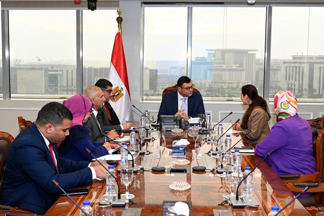 وزير الإسكان يستمع إلى مقترحات مجموعة النساجون الشرقيون الصناعية