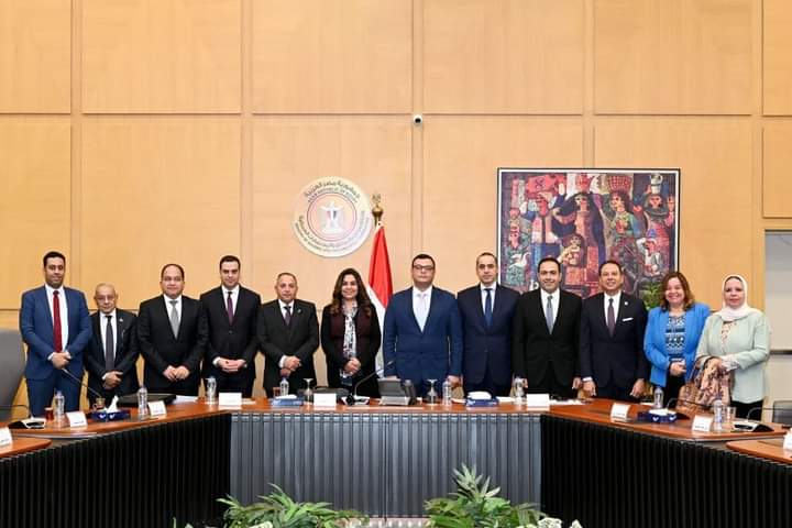 مناقشة مقترحات لتنفيذ مشروعات سكنية لأهالي بورسعيد