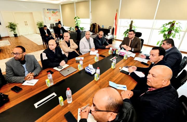 وزير الإسكان يتابع موقف تنفيذ المشروعات التنموية بالساحل الشمالى الغربى