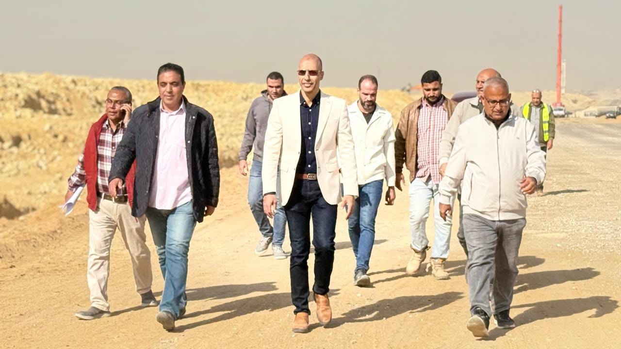 الإسكان تتابع تنفيذ مشروعات الطرق والمرافق بامتداد القاهرة الجديدة