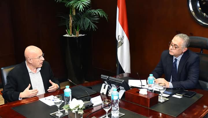 بتكلفة استثمارية 385 مليون دولار .. أكبر منتج للأقمشة المصبوغة والقمصان في العالم يبحث إنشاء مصنع في مصر