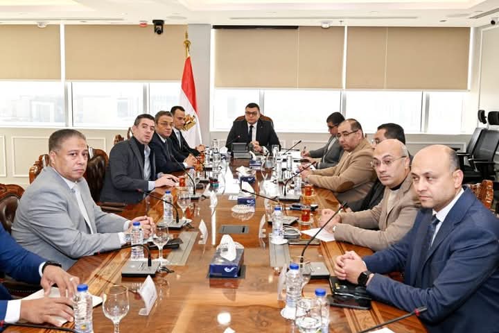 وزير الإسكان يتابع مع الشركة السعودية المصرية للتعمير معدلات تسويق المشروعات