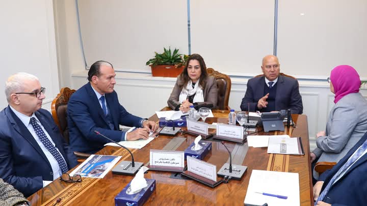 بحث موقف مشروعات التنمية الصناعية بالصعيد بالتعاون مع البنك الدولي