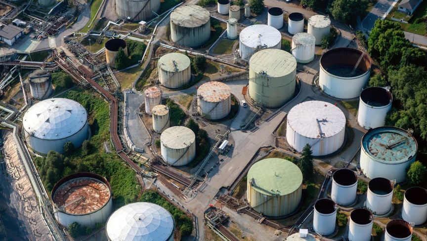 هبوط مخزونات النفط الأمريكي يدفع أسعار النفط للارتفاع