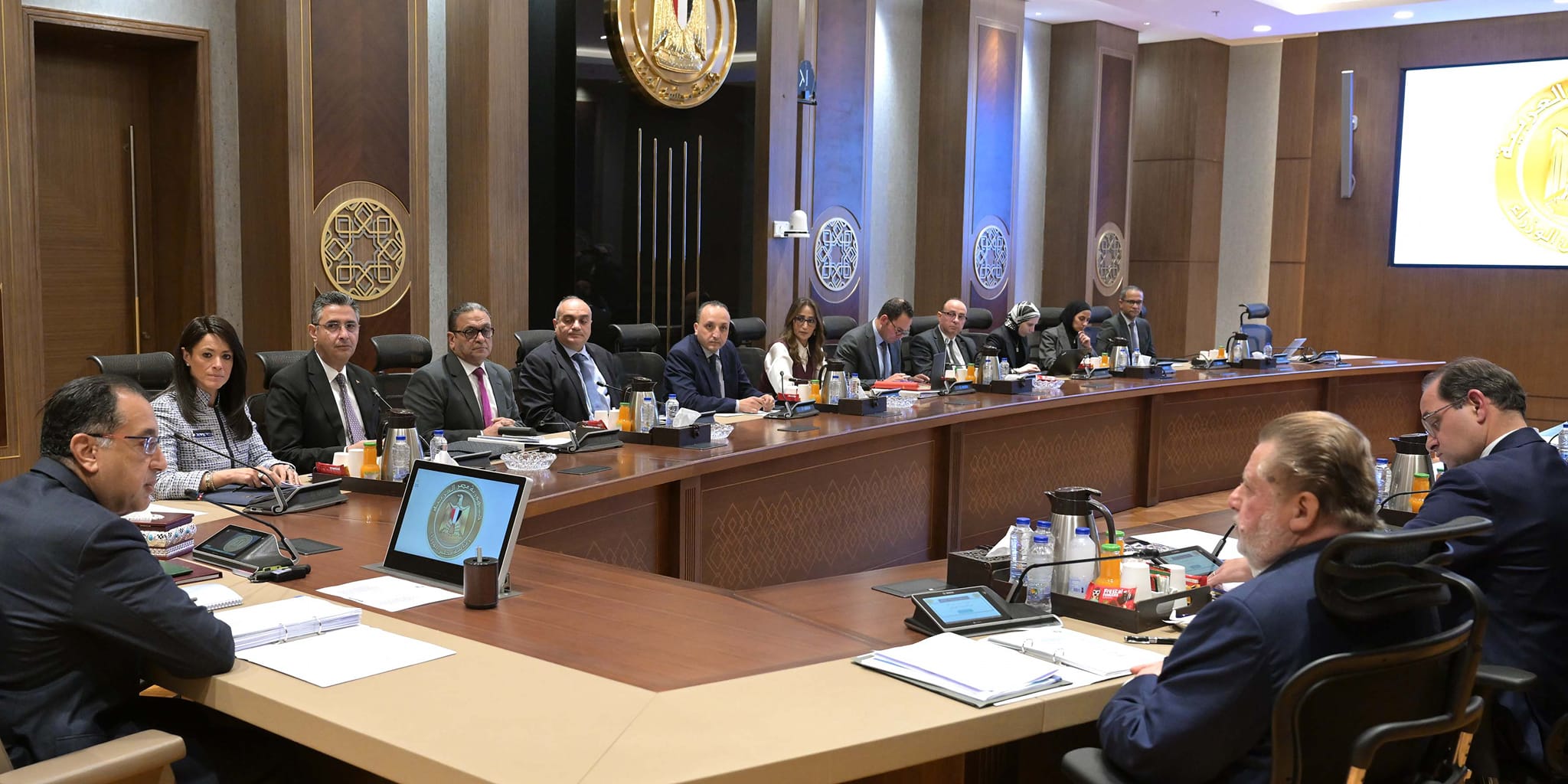 في اجتماع المجموعة الوزارية الاقتصادية : ارتفاع تحويلات المصريين بالخارج .. وارتفاع النمو والاستثمارات الخاصة