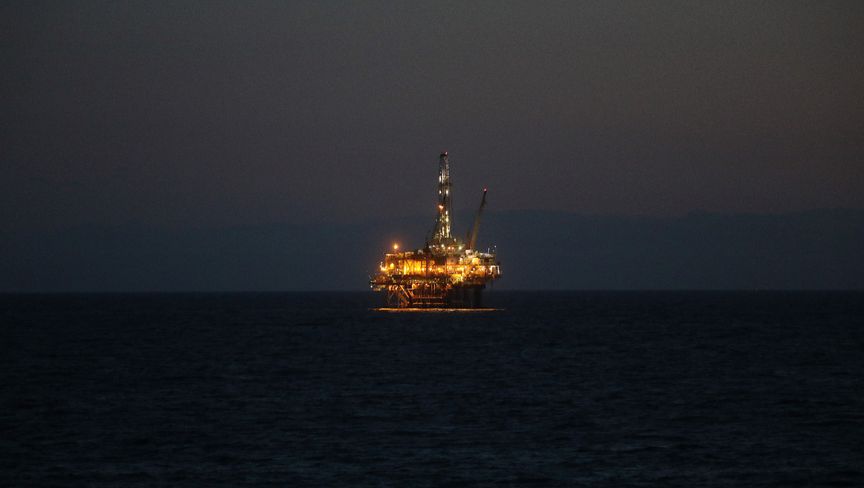 بايدن يمنع الشركات من التنقيب عن النفط بمساحات واسعة في السواحل الأميركية