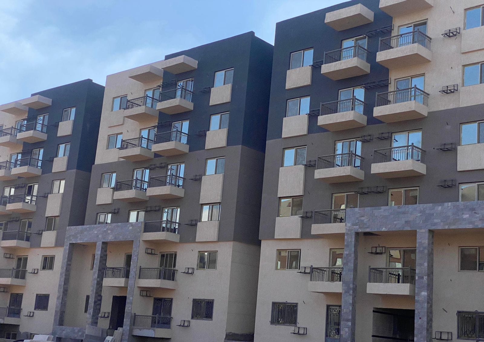 وزير الإسكان يتابع موقف المشروعات السكنية والمرافق والمحطات بالقاهرة الجديدة