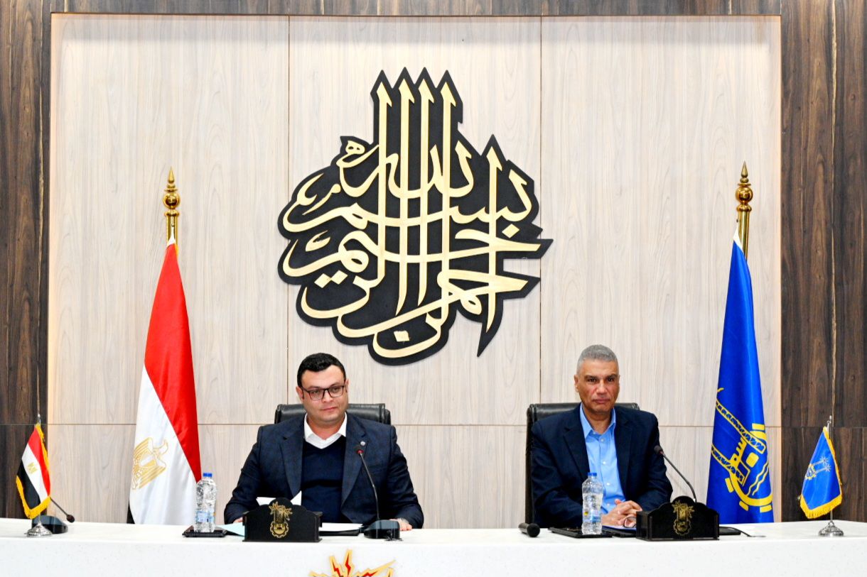 الشربينى يتقدم بالاعتذار للأهالي وقيادات محافظة أسوان عن أزمة المياه