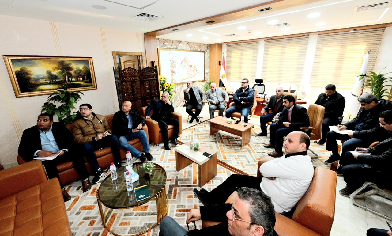 "الشربيني" يتابع موقف مشروعات الإسكان وتسليم الوحدات بمدينة العبور