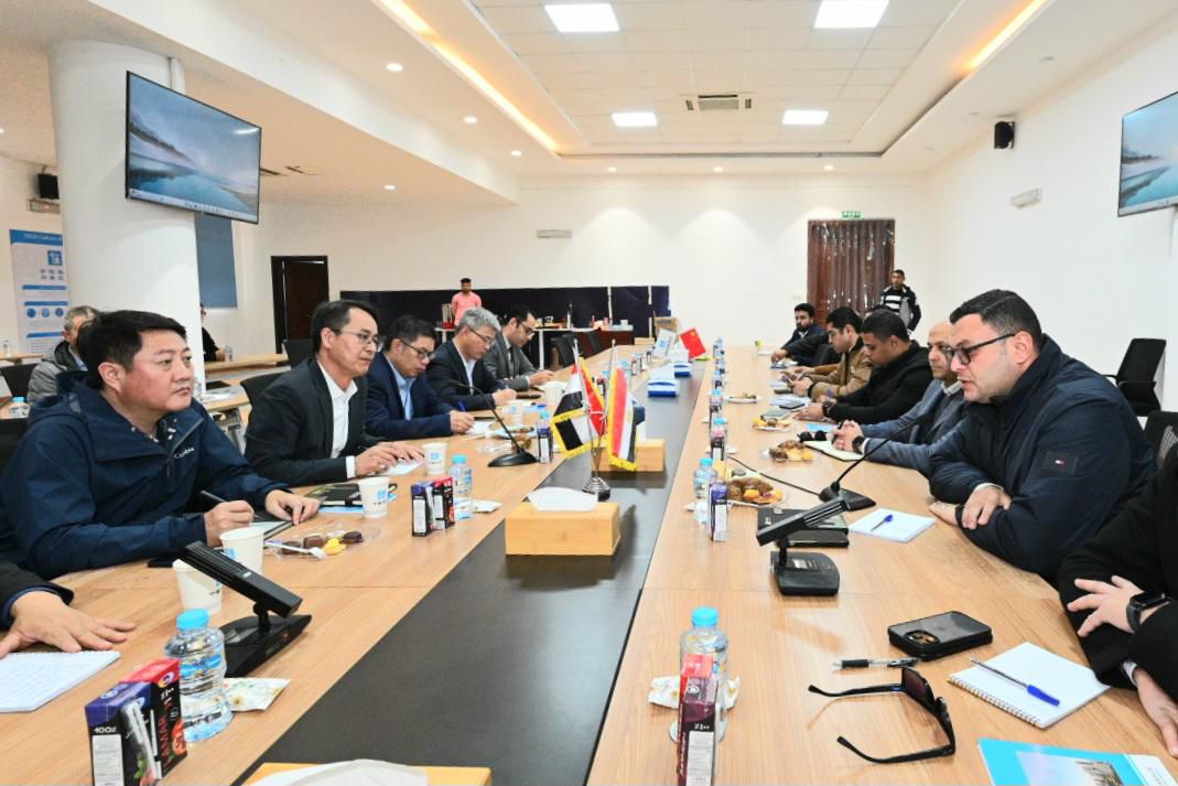 وزير الإسكان يعقد اجتماعاً مع مسئولي شركة "CSCEC" الصينية