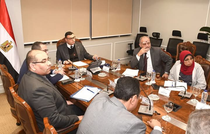 وزير الإسكان يتابع آليات طرح الأراضي والفرص الاستثمارية بالمدن الجديدة