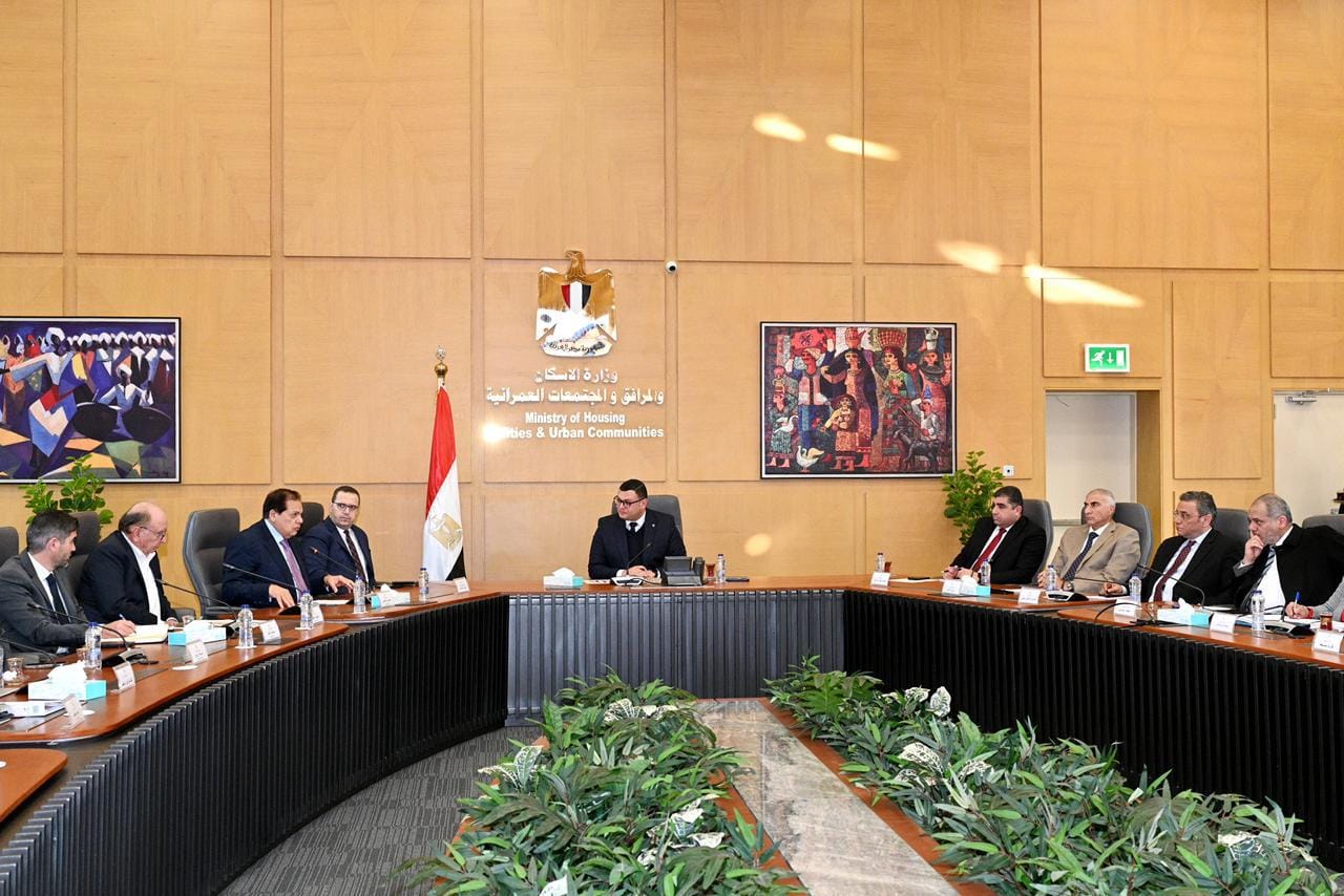 وزير الإسكان يستمع لمقترحات المطورين العقاريين بشأن مشروعات الساحل الشمالي الغربي