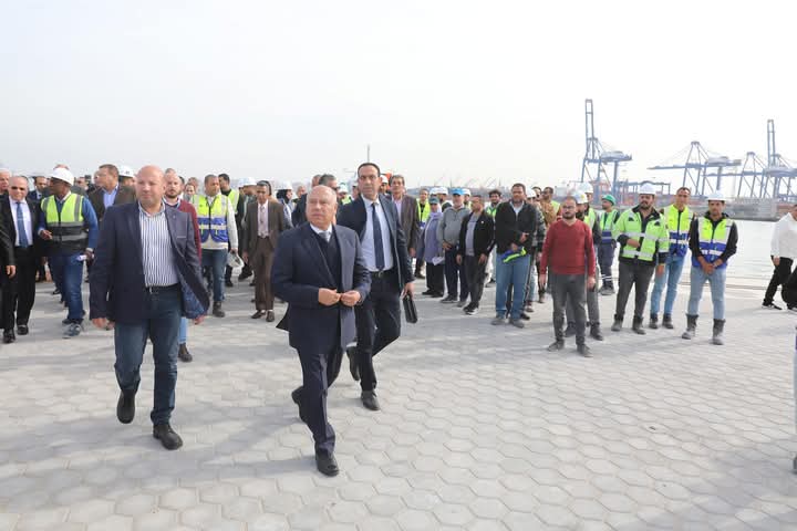 الوزير يتفقد مشروعات الموانيء بالإسكندرية والدخيلة
