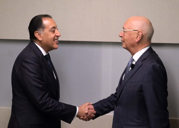 رئيس دافوس يرحب بعقد أحد اجتماعات المنتدى في مصر