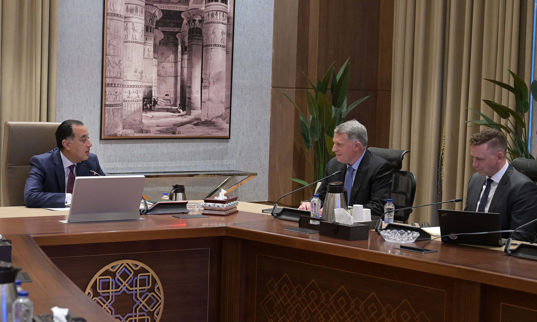 شيفرون العالمية تبحث تعزيز التعاون في تطوير حقول المتوسط