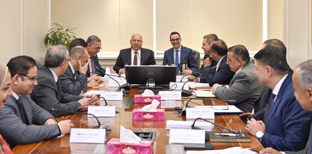 وزير الصناعة يبحث مع وزير الاستثمار  معايير الموافقة على إنشاء المناطق الحرة الخاصة الجديدة