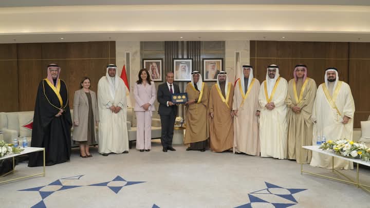 وزير الخارجية يجتمع مع المستثمرين ورجال الأعمال البحرينيين