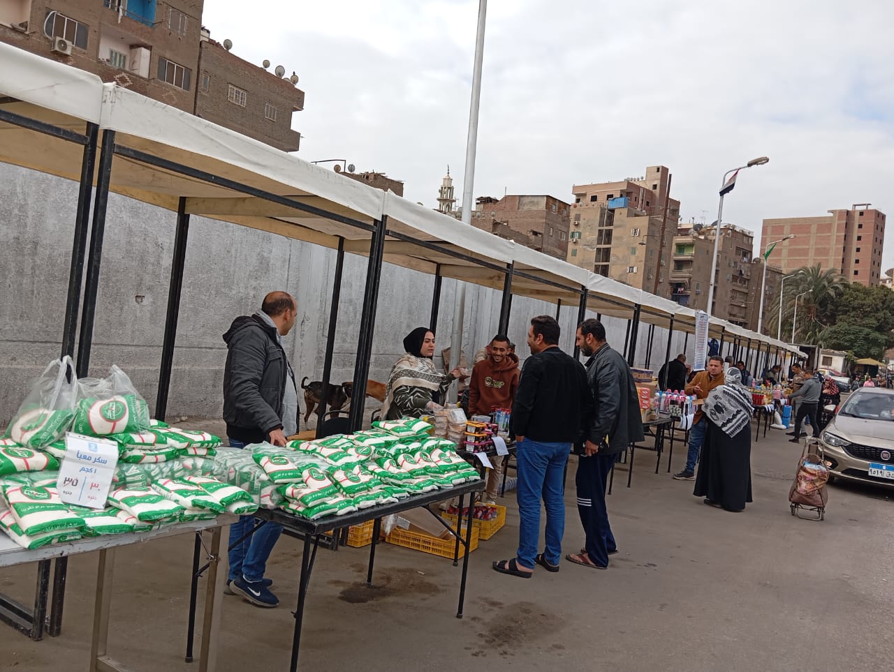 تنظيم أسواق اليوم الواحد في إمبابة بمحافظة الجيزة لتوفير السلع بأسعار مخفضه