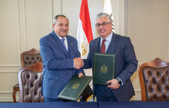 اقتصادية قناة السويس توقع عقود إنشاء ساحة شاحنات ذكية بميناء غرب بورسعيد