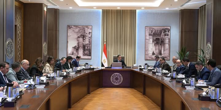 رئيس الوزراء يستعرض مقترحات تخفيف الرسوم والأعباء المالية عن المستثمرين