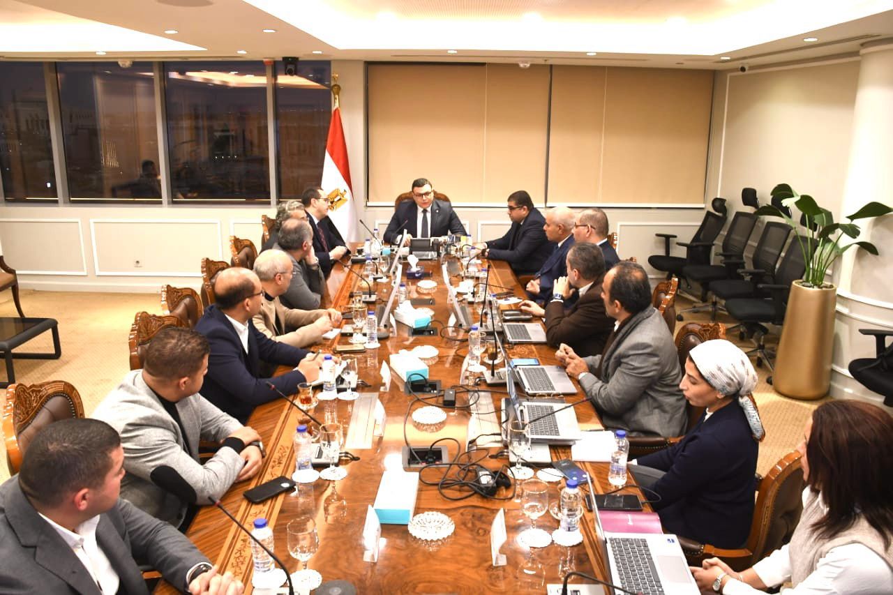 وزير الإسكان يعقد اجتماعا مع مسئولي شركة "سيتي إيدج" لاستعراض خططها التسويقية