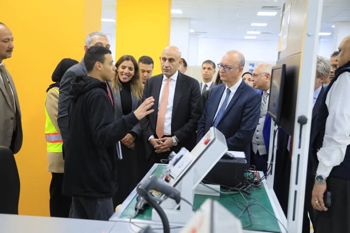 وزير التربية والتعليم ونظيره الإيطالي يتفقدان مصنع "إسكرا أمكو"