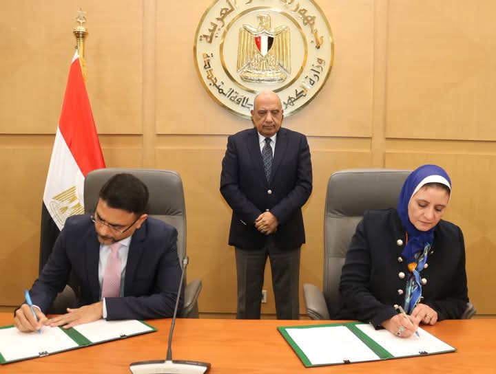 وزير الكهرباء  يشهد توقيع اتفاقية مشروع إنشاء محطتى تخزين طاقة