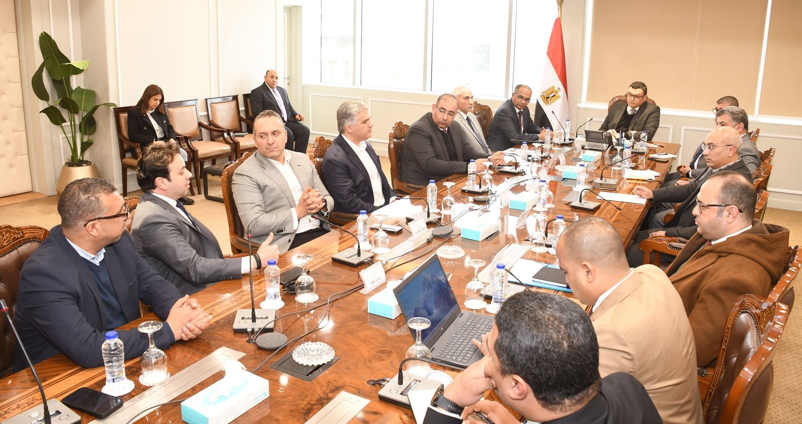 وزير الإسكان يلتقي مسئولى شركة "أبناء حسن علام" لمتابعة المشروعات التي تنفذها الشركة ضمن "حياة كريمة"