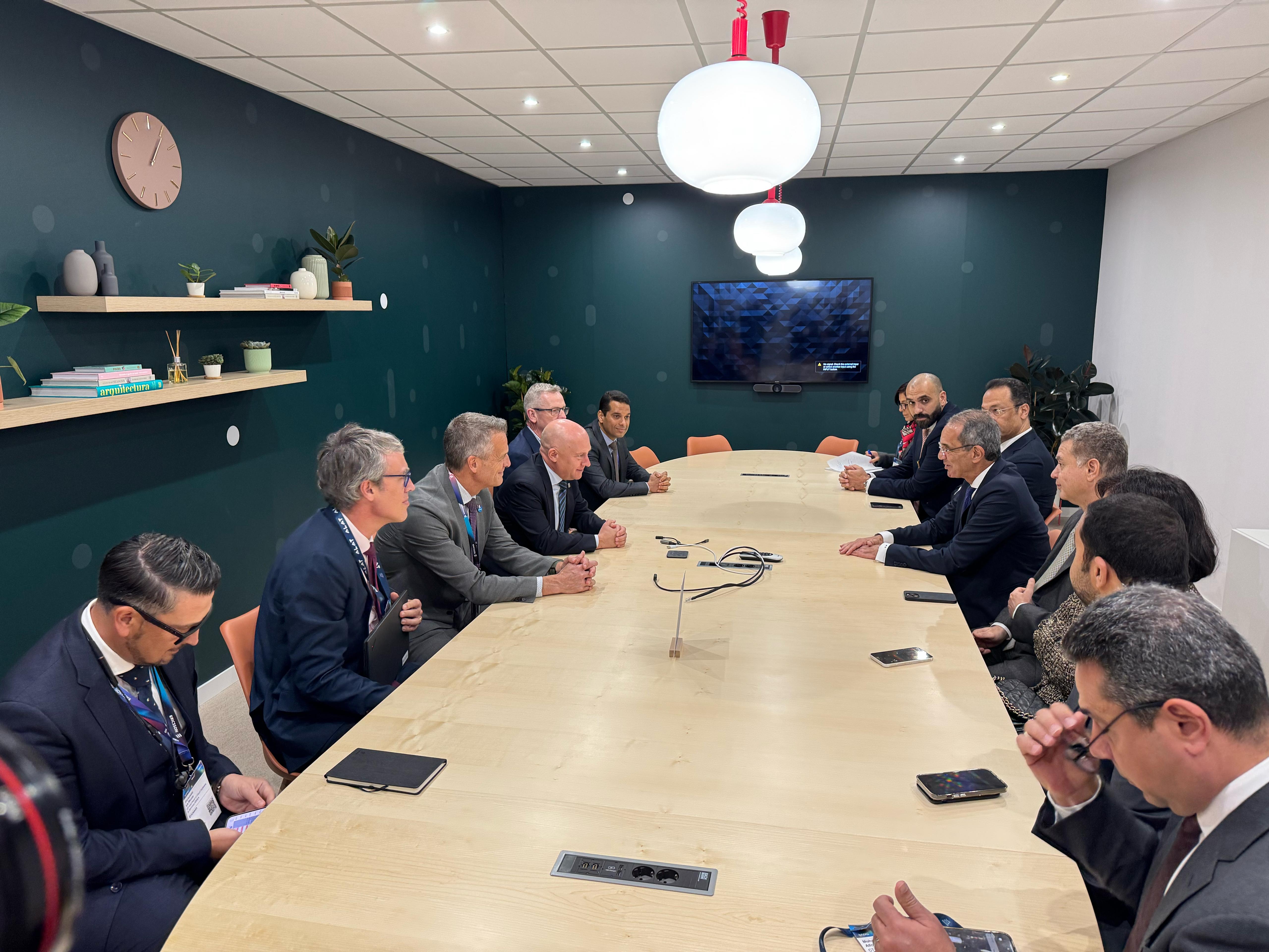 وزير الاتصالات يلتقي مسئولى شركات عالمية ببرشلونة