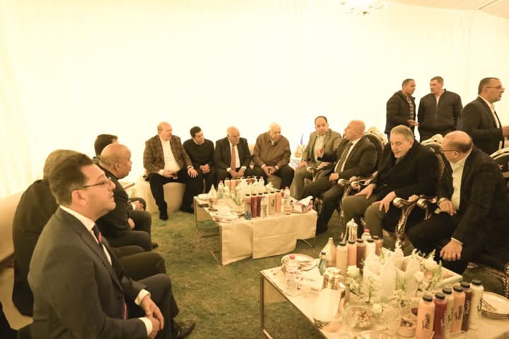 وزير الصناعة يتناول وجبة الإفطار مع عمال مصانع الحديد والصلب بمدينة السادات