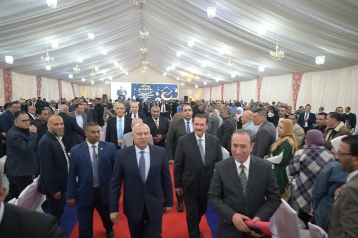 وزير النقل يتناول وجبة الإفطار مع العاملين بالشركة القابضة للنقل البحري والبري