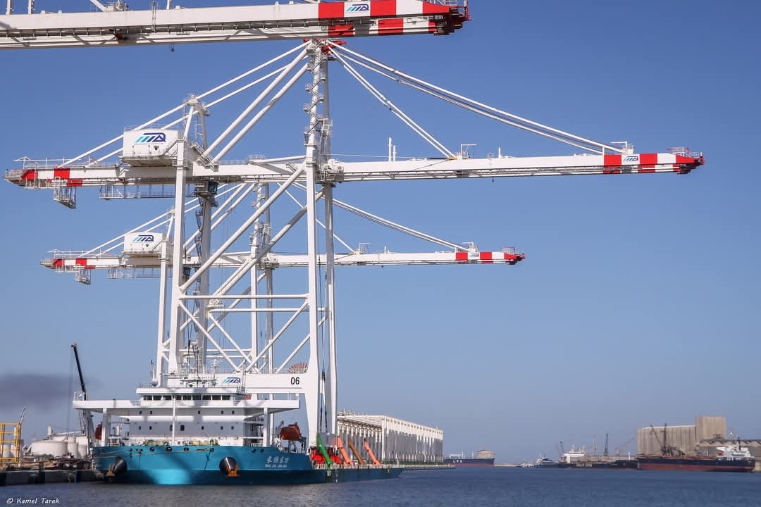 ميناء دمياط يستقبل دفعة من أوناش الرصيف العملاقة لمحطة الحاويات تحيا مصر 1