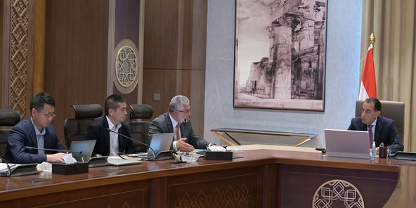 باستثمارات 700 مليون دولار .. مشروع لصناعة زجاج الألواح الشمسية باقتصادية القناة