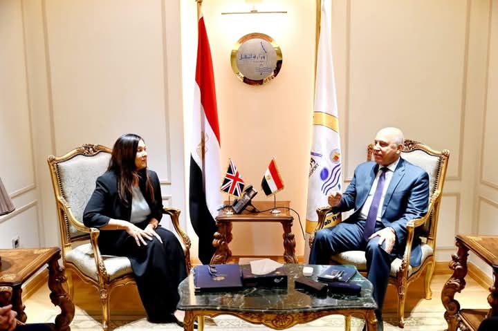 بريطانيا مهتمة بزيادة استثماراتها في الطاقة النظيفة بمصر .. والوزير يطالبها بدعم صيانة المونوريل